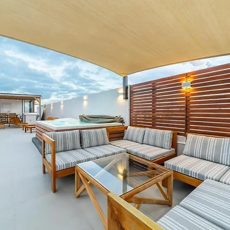 One Bay Residence Unit 15 - Penthouse With Private Roof Top, Jacuzzi And Sea View